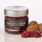 AKAZIENHONIG MIT ROTEN WALNÜSSEN